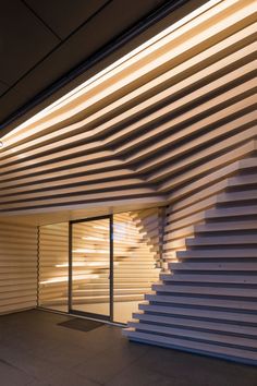 Spectaculair entree en interieur van de Whitestone Gallery in Taipei. Architect Kengo Kuma heeft een organische gevormde ruimte gecreëerd door het stapelen en geleidelijk verschuiven van 105mm dikke cipreshouten platen. De vormgeving begeleidt bij je route door de ruimte. Kengo Kuma, Façades, Zhengzhou, Architect Design, Parametric Architecture