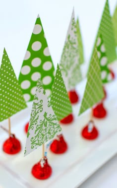 Christmas crafts with kids using Hershey Kisses. Easy, fun Christmas craft ideas you can create with kids for centerpieces or place settings at holiday table. Ornament, Knutselen, Bricolage Noel, Basteln, Basteln Mit Kindern, Manualidades