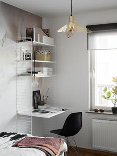 traditioneller versteckter home office schreibtisch sekretär light fixture the desk one not the main one making it work 13 examples of successfully squeezing home office into small space 239 besten holm work bilder auf pinterest in 2018 bedrooms traditioneller versteckter home office schreibtisch sekretär light fixture the desk one not the main one making it work 13 examples of successfully squeezing home office into small space 239 besten holm work bilder auf pinterest in 2018 bedrooms