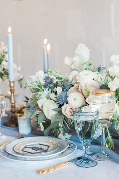 Magnifique idée de déco de table pour un mariage bleu Blue Themed Wedding, Wedding Colors Blue, Wedding Themes, Wedding Designs, Wedding Ideas, Wedding Hacks, Wedding Photos, Wedding Goals, Bridal Pics