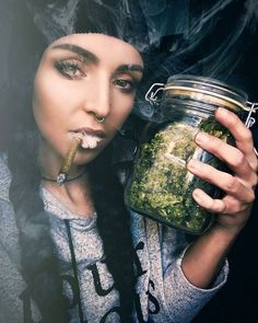 Картинки конопля на девушке когда лучше рвать коноплю