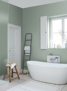 Lichtes Meerschaumgrün in Kombination mit Weiß und Naturholz verwandelt das Badezimmer in eine Wellnessoase. Bathroom Inspiration, Interior Inspiration, Joanna Gaines Decor, Bathroom Design, Bathroom Decor, Decorating Bookshelves, Interior Decorating, Green Interiors