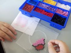 Mis talleres de manualidades en Granada con hama beads son, además de divertidos, educativos. Favorecen la creatividad del niño, el desarrollo de la motricidad fina, la coordinación óculo-manual y la lógica, habilidades necesarias en las primeras etapas escolares. Estas pequeñas cuentas cilínd