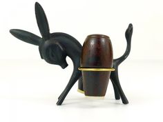 Skulpturaler Kann Eine Gewürzmühle Kaum Sein Mit Der Salz Und Skulpturaler Kann Eine Gewürzmühle Kaum Sein Mit Der Salz Und Pfeffermühle Kommt Guter Geschmack Auf Den Tisch Gewürzmühlen In Füniger F