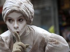 Como eu me sinto quando trabalho de estátua viva.