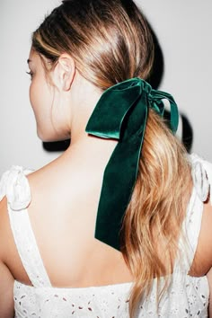 Hair Style Inspiration : Pretty Hairstyle with Velvet Bows Gaya Rambut, Cute Hairstyles, Chignon, Gorgeous Hair