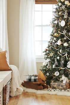 farmhouse christmas cozy tree modern decor sentimental casual decorations tour room neutral holiday trees rustic aesthetic cityfarmhouse christmastree