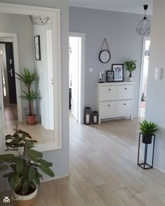 Boja za zidove i svijetli pod Entryway, Interior, Interior Design, Flooring Options, Interieur, Interior Decorating, Hall, Interior Design Living Room, Decoracion De Interiores