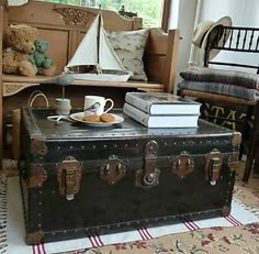 16 Old Trunks Turned Coffee Tables That Bring Extra Storage And Travel Trunk Coffee Table Https Interiordecordesigns P