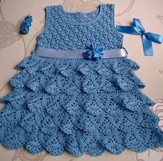 Este vestido es una elegancia en este trabajo en el hilo de ganchillo con el gráfico. patrones de ganchillo gratis