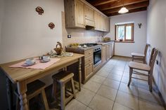 Www.mobilificiomaieron.it 0433775330. cucina in legno massello di ... Cucine rustiche in legno massello