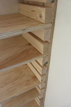 Einstellbare Holzschuhregal Bestelloptionen 10 Regal und 22 lattenverstellbare ... Wood Projects, Diy Wood Shelves, Diy Garage, Diy Wood Projects