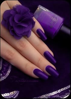 Esmalte roxo. Mais