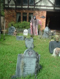 eerie outdoor halloween decorations homes deck out your front door porch - Homes Decorated For Halloween eerie outdoor halloween decorations homes deck out your front door porch - Homes Decorated For Halloween