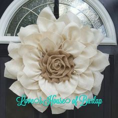 Esta hermosa guirnalda de la flor de arpillera en arpillera natural y crema hace una hermosa declaración sobre cualquier puerta. Esta guirnalda mide entre 21 y 22 pulgadas. Los extremos son tratados para ayudar a evitar que se deshilache. ☆☆☆This guirnalda se puede hacer en muchos colores diferentes. Por favor me mensaje para opciones de color diferentes. Hace mejor en área cubierta. No se mojan.