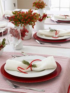christmas party dinner table setting with red napkin green garland ... christmas party dinner table setting with red napkin green garland ...