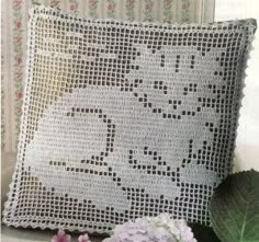 Un ravissant coussin très facile à faire soi-même au crochet filet à motif de chat. de quoi égayer votre fauteuil. Voici le chaton qui ronronne. La bordure. Vous pouvez télécharger le tutoriel PDF de ce modèle en cliquant dans le rectangle blanc qui suit...
