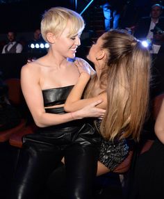 Ariana Grande Kisses Miley Cyrus at VMAs: Check Out the Lovefest | Cambio Ariana Grande Kisses Miley Cyrus at VMAs: Check Out the Lovefest | Cambio