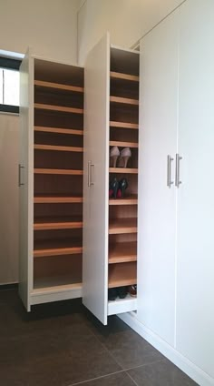 Garderoben nach Maß - Schreinerei van Assem gestaltet Ihre Möbel individuell nach Ihrem Wunsch. Home Organisation, Organising Ideas, Storage Cabinets, Organizing Ideas, Shoe Storage Design, Closet Designs, Home Organization