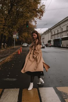 Model Poses Photography, Осенние Фотографии, Творческая Фотография, Фотосессия Позы, Красивые Снимки Лица, Женские Позы, Позы Для Фотосессий, Вдохновляющая Фотография, Осенние Портреты