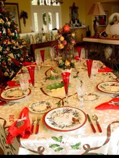 The 264 best Christmas Dinner Table Settings images on Pinterest ... The 264 best Christmas Dinner Table Settings images on Pinterest ...