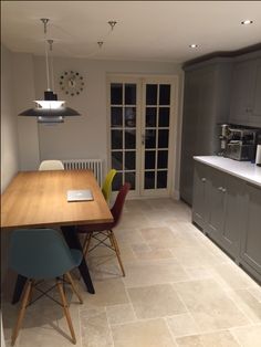 light tumbled travertine in a 610x406 tile, laid in a brick bond light tumbled travertine in a 610x406 tile, laid in a brick bond