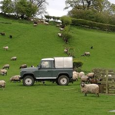 BRITAINS Landrover Defender 90 Pickup 42732 1:32 Farm Vehicle Red Land Rover