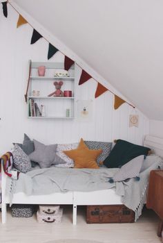 De 40+ beste bildene for NEW Sebastian's Room | barnerom Jotex Gul KINNA bänk | Inredning, Hem inredning, Stolar
