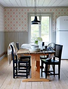 Hälsingegård Foto Lisa Björner Scandinavian Style, Дизайн Интерьера С Деревом, Деревенская Кухня, Украшение, Милый Дом, Домашний Декор, Столовая, Окрашенные Стены, Нордический Стиль