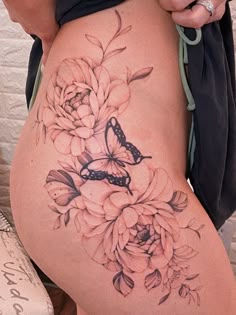 Vídeo sexo amador br Tatuagem das costas ate a bunda