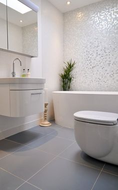 salle de bains grise, carrelage mural mosaique en gris et blanc Amazing Bathrooms, Small Bathroom, Modern Bathroom, Bathroom Inspiration