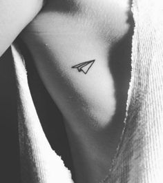 Tatuajes pequeños para mujeres Avion de Papel Piercing, Henna, Tatuajes