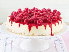 New York Cheesecake überzeugt mit einer himmlischen Creme aus Frischkäse und einem fluffigen Boden aus Biskuit. Mit unserem Rezept kannst den amerikanischen Klassiker ganz leicht nach backen. Los geht's!