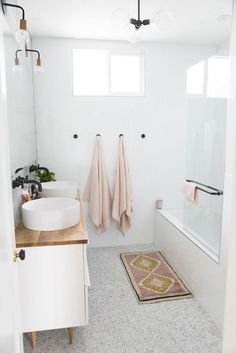 petite salle de bain moderne blanche style scandinave tapis deocratif deco bois #bain #moderne #bathroom Sweet Home, Cool Ideas