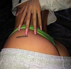Japonesa levando gozada na buceta Tatuagem na bunda nome