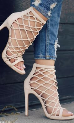 Hot High Heels, High Heel Sandals, Nude Sandals, Leather Sandals, Flat Sandals, Pretty Shoes, Beautiful Shoes, Shoes Heels, Girls Shoes