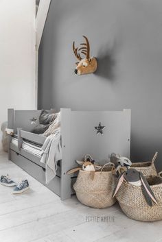 Pour la décoration d'une chambre de bébé garçon, laissez vous tenter par le gris ! Une couleur qui change du traditionnel bleu pour les garçons. Kids Bedroom Furniture, Kids' Bed, Kids Room Inspiration, Kids Room Grey, Kids Room Design, Kids' Room, Kidsroom