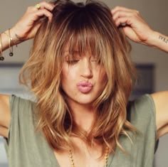 coupe dégradé femme sur cheveux roux avec frange effilée