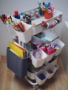 Jetzt wird's ordentlich im Kinderzimmer: Unser Bastelwagen | Marry Kotter Craft Room Storage, Craft Organization, Storage Spaces, Storage Ideas, Organizing Ideas, Bathroom Organization, Organized Bathroom, Bathroom Storage, Small Bathroom