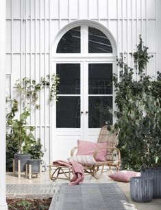 Rattan Hängeschaukel Eve im Farbton Vintage-White unter dem alten ... Rattan Hängeschaukel Eve im Farbton Vintage-White unter dem alten ...