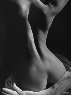 chica de espaldas desnuda