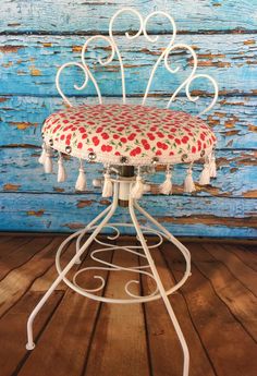 Vintage Hollywood Regency Style Gold Metal Vanity Stool With a ... Vintage Hollywood Regency Style Gold Metal Vanity Stool With a ...