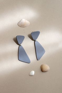 round danging earrings in polymer clay and tropical leaf motifs Fimo blue grey jungle spirit