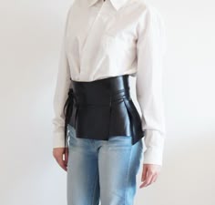 Купить или заказать Пояс кожаный Smart Style в интернет-магазине на Ярмарке Мастеров. Креативная разработка марки Xenia Dukova. Роскошный пояс из натуральной кожи <u>пояса-баски из кожи</u> отличается необычным дизайном. Отлично вписывается в различные стилевые решения. Красиво комбинируется с брюками, юбками и платьями. Чтобы подписаться на наши новинки нужно нажать кнопку внизу слева 'Добавить в круг'. Курьерская доставка или самовывоз из шоу-рума (м. Чеховская).