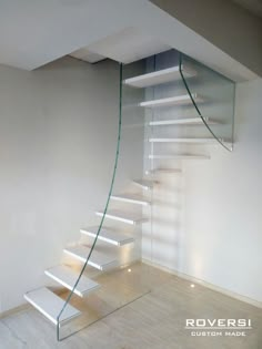 Le scale a chiocciola sono ideali per i piccoli spazi ma la versione circolare in particolare permette di ottenere effetti estetici di grande impatto. Che ne pensi? Glass Stairs, Space Saving Staircase