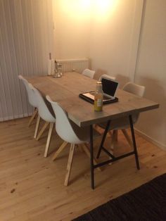 220x100cm bord i hvidpigmenteret egetræ med sorte trapez bordben ... Plankebord skrivebord