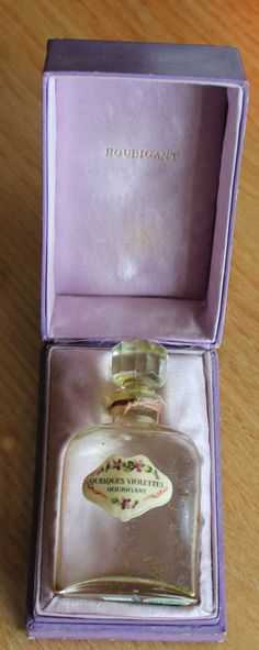 datant des bouteilles de parfum Guerlain