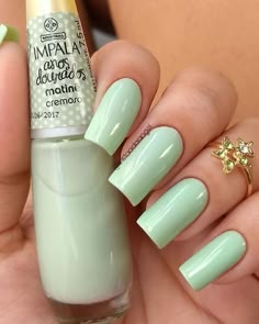 Tendências de cores de esmaltes para o verão 2019 #unhas #nails #unhasdecoradas #nailsart #tendance #tendências #trend #moda #esmalte #nailpolish #polish #cores #nude #nudenails #pastel #tompastel #livingcoral #pantone #esmalteria #blogsnc