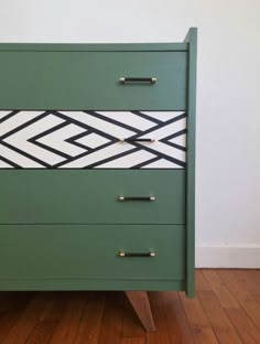 Typical chest of 50s with its compass feet. It is entirely painted by hand. The outline, inside and outside of the three drawers are painted in “green” green. All its originality and singularity is focused on the second drawer that is repainted with a unique geometric effect and handmade. The interior of the drawer is black to emphasize a nice contrast. Dimensions: H: 84 cm / D: 43 cm / L: 90 cm ********* SHIPPING ********** Delivery Tops …    -  #Dresser #dresserIkea #dresserLarge #dresserS Commode Vintage, Paint Dresser Drawers