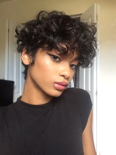 Curly Hair Styles, Короткие Кудри, Стрижка Вьющихся Волос, Девушка Короткие Волосы, Африканские Прически, Крутые Короткие Стрижки, Простые Прически, Короткая Стрижка Для Вьющихся Волос, Короткие Кудрявые Стрижки